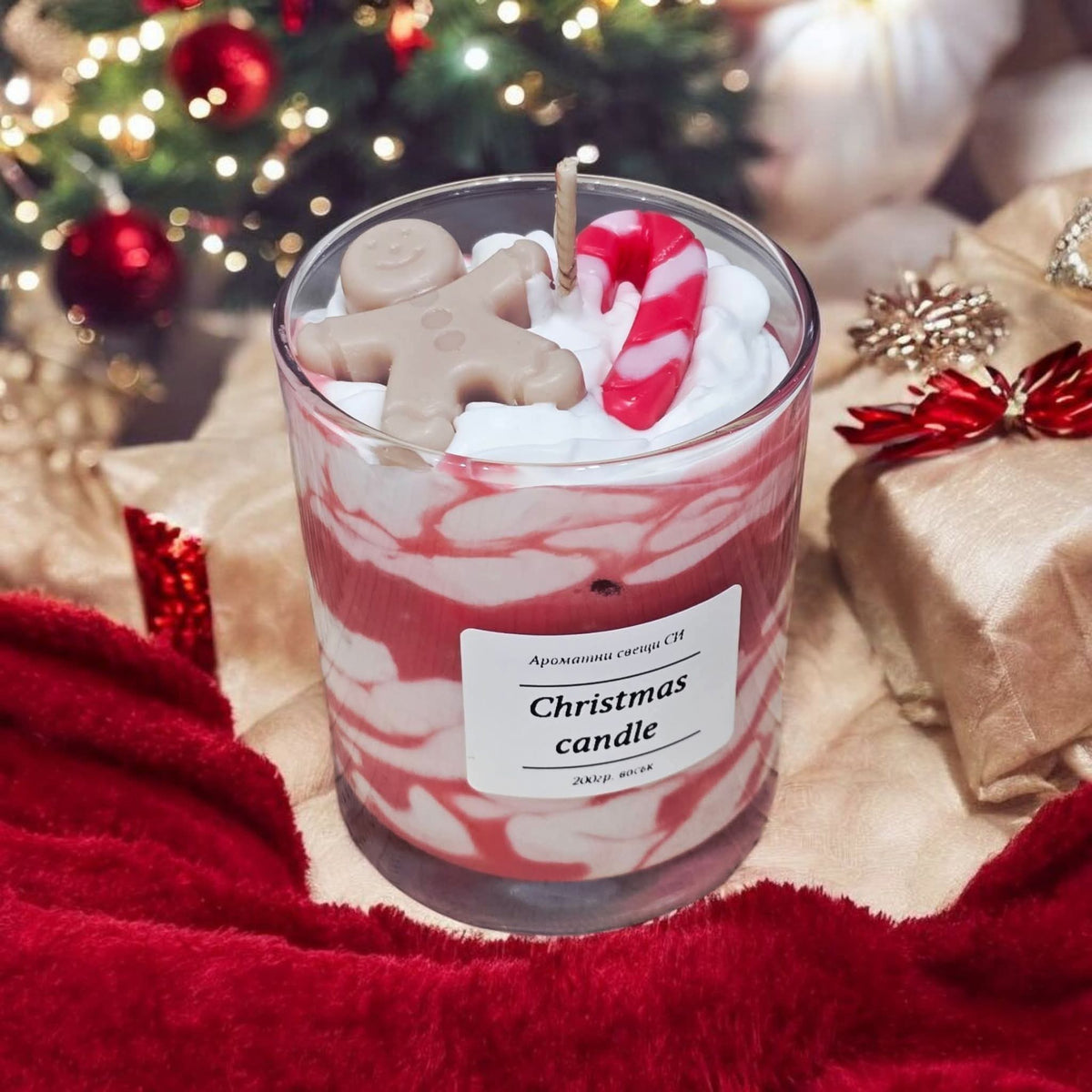Коледна свещ Christmas candle в червено и бяло