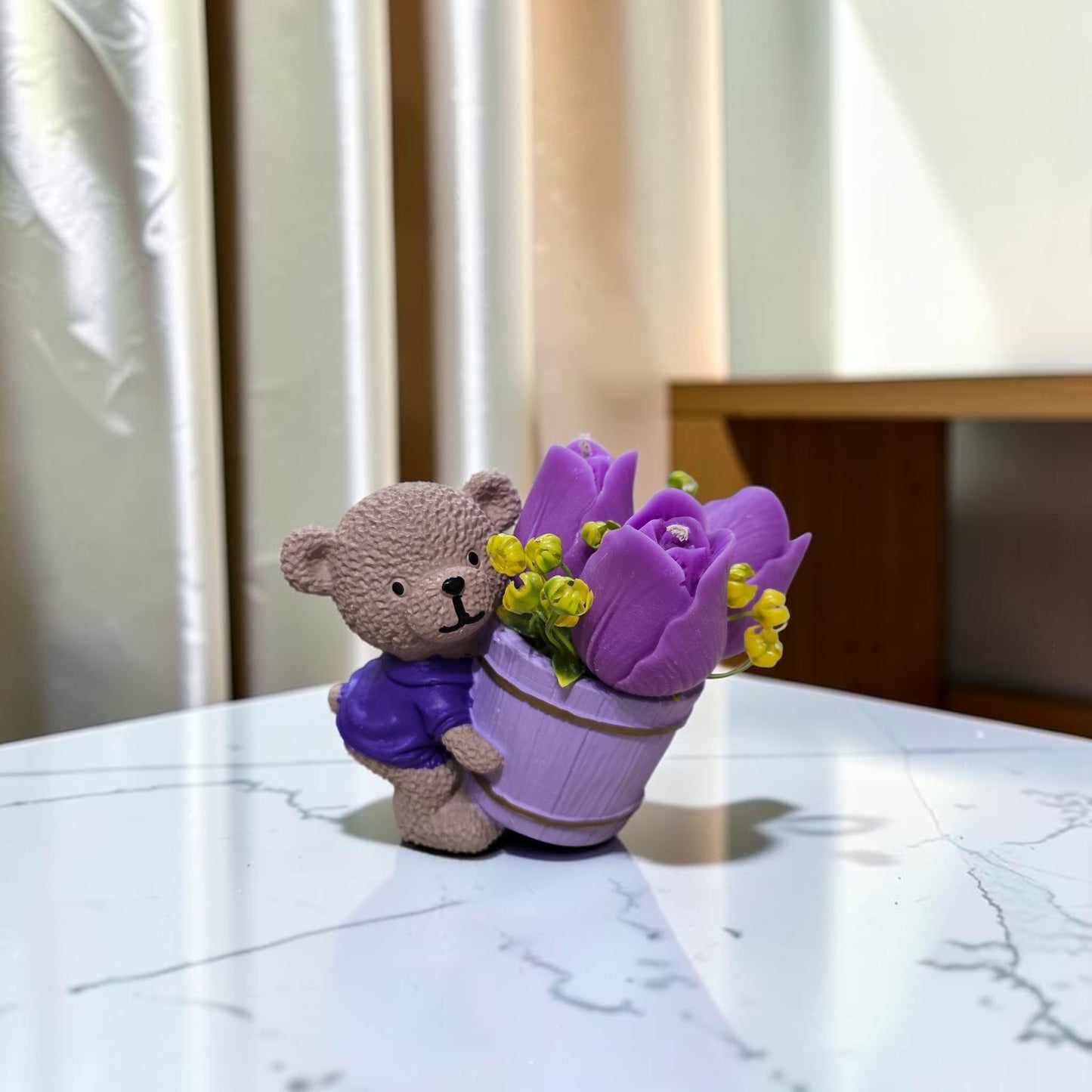 Букет от свещи лилави лалета в керамична кашпа мече