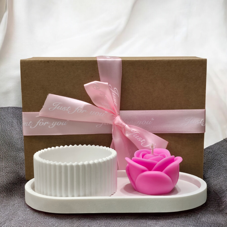 Подаръчна кутия свещ + керамична кашпа и поставка